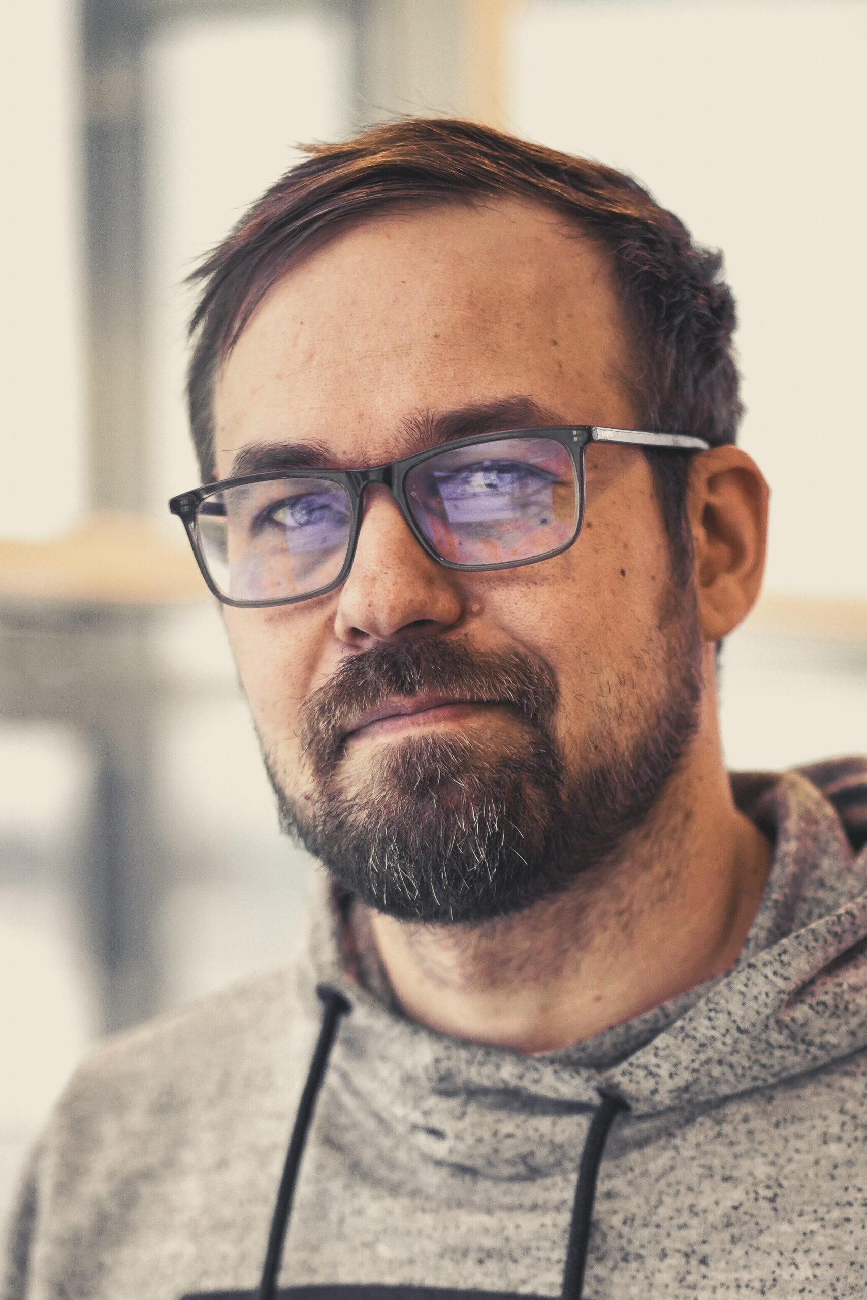 Lauri Saarni. Silmälasipäinen mies, jolla parta.